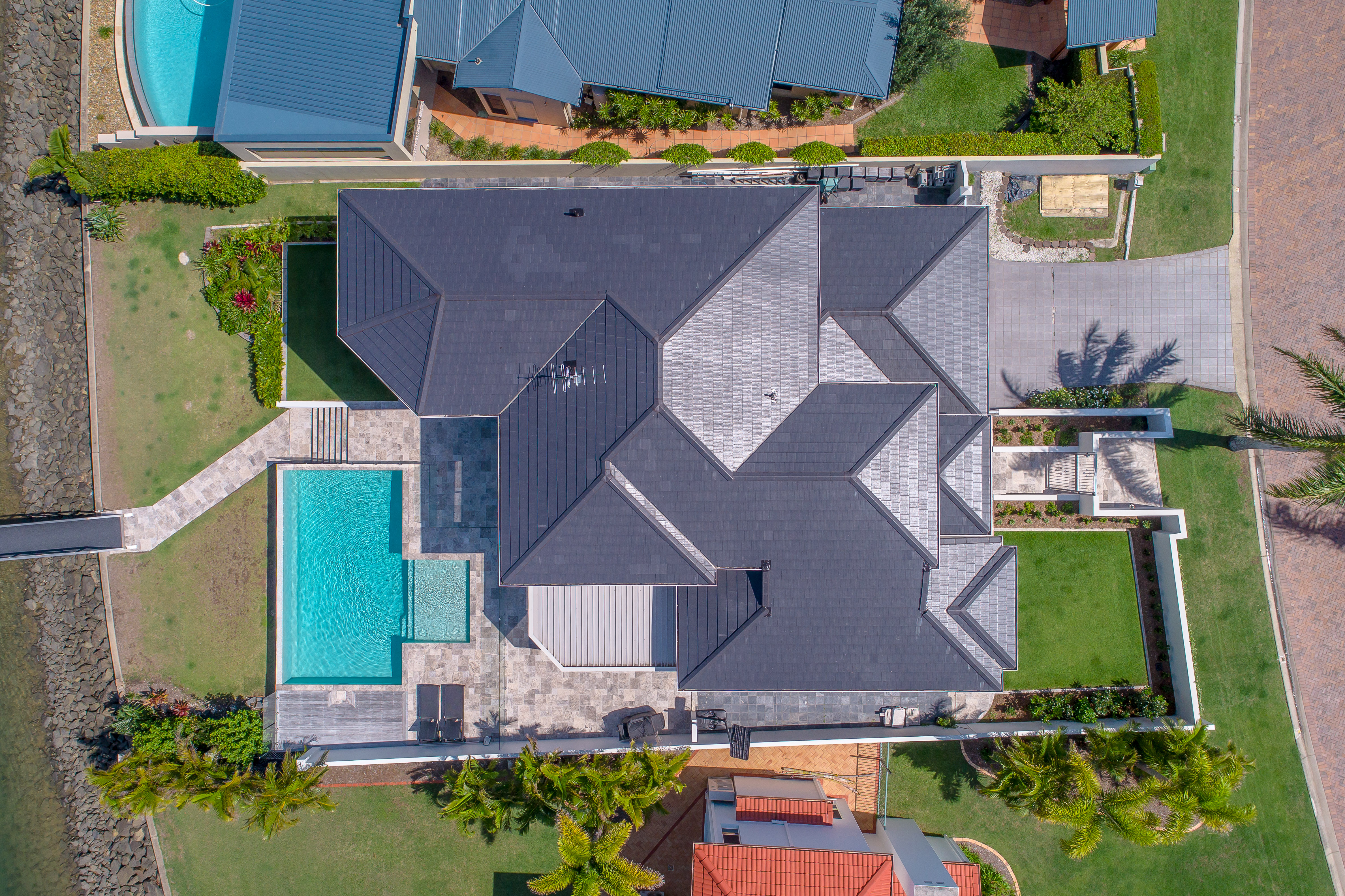https://celumcsrcomaublobs.blob.core.windows.net/celum/20165_yConnect_Original_Monier%20Roofing%20Batch%201%20-%20High-30%20-%20-%20Madison%20in%20Soho%20Night%20with%20Aline%20Ridge.png