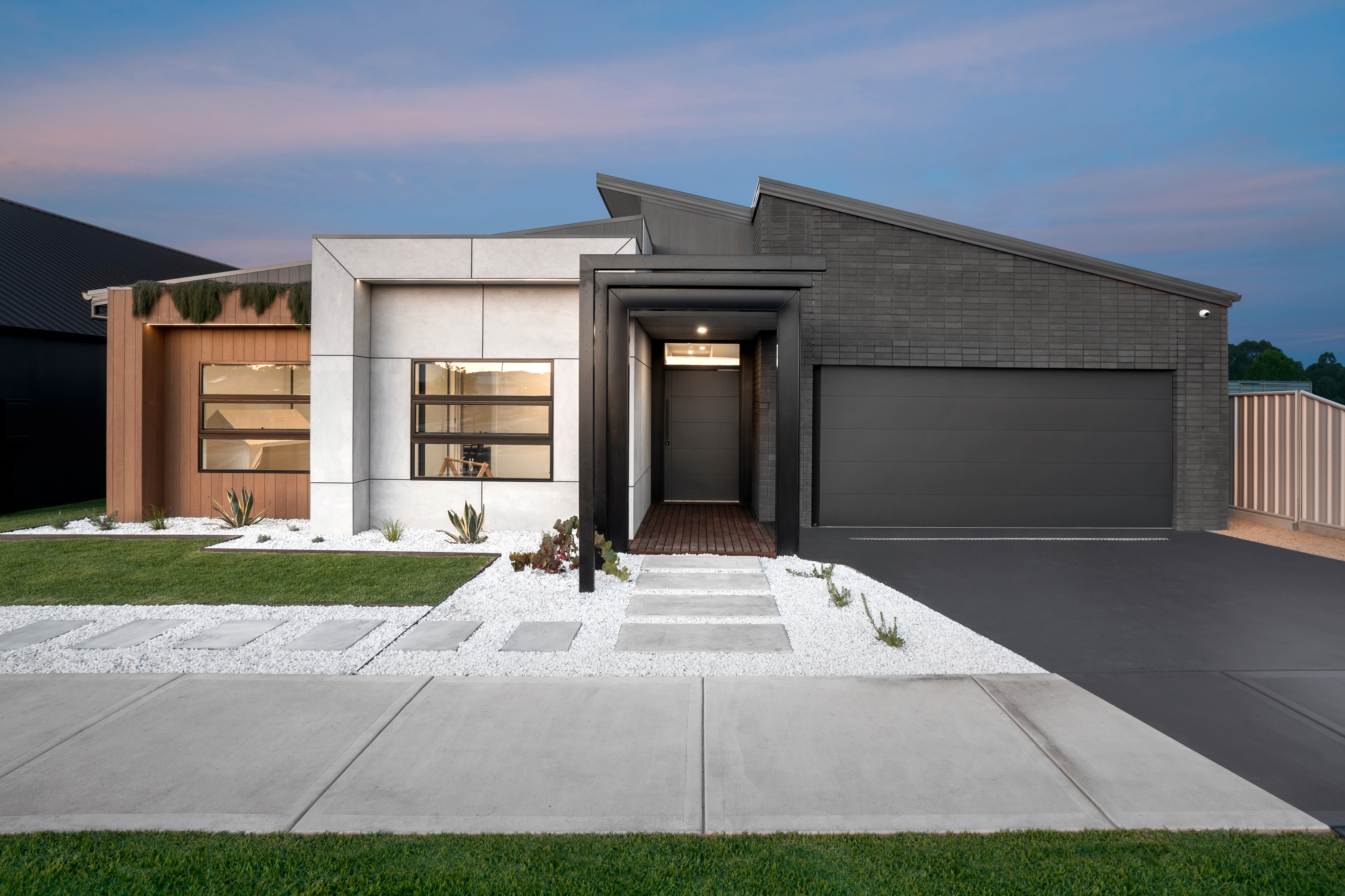 Gilchrist Homes - Barestone Original, Territory Woodlands Teak, Edge Cladding Bond 75mm